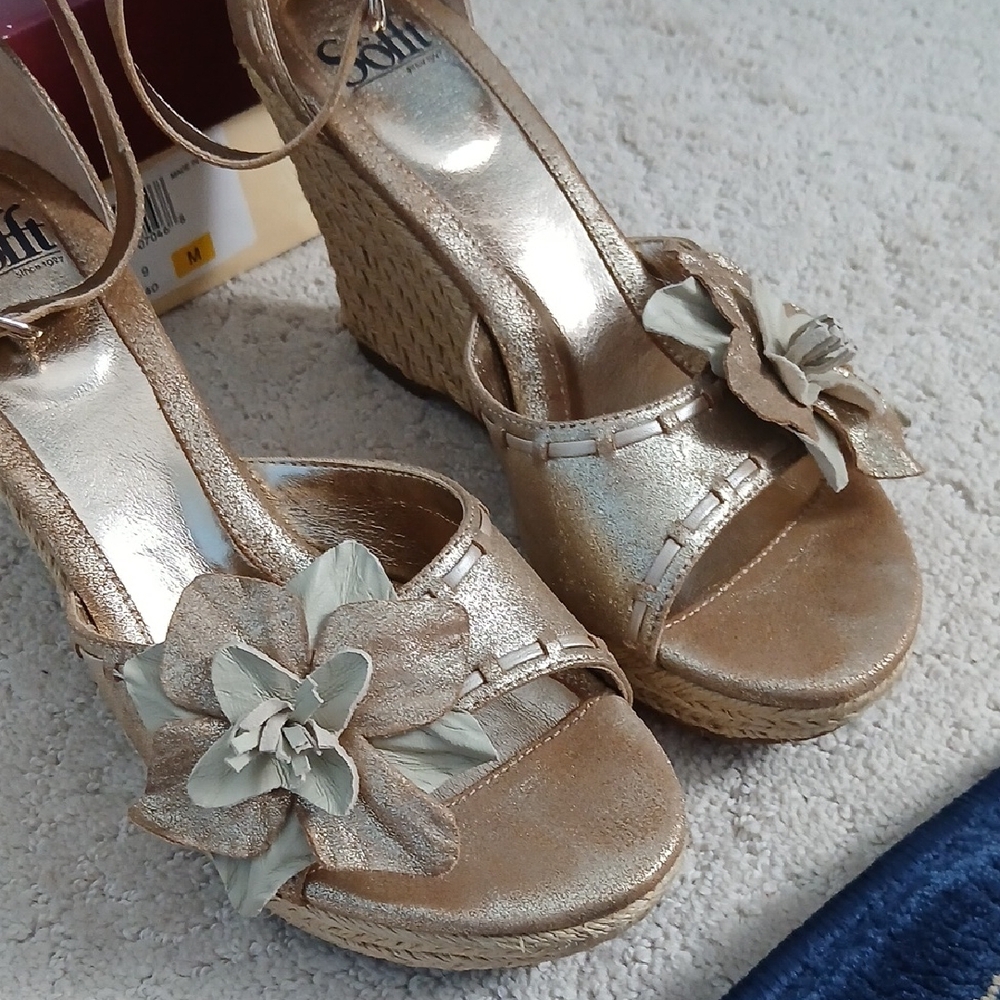 Sofft Wedge Sandals - Picture 7 of 10